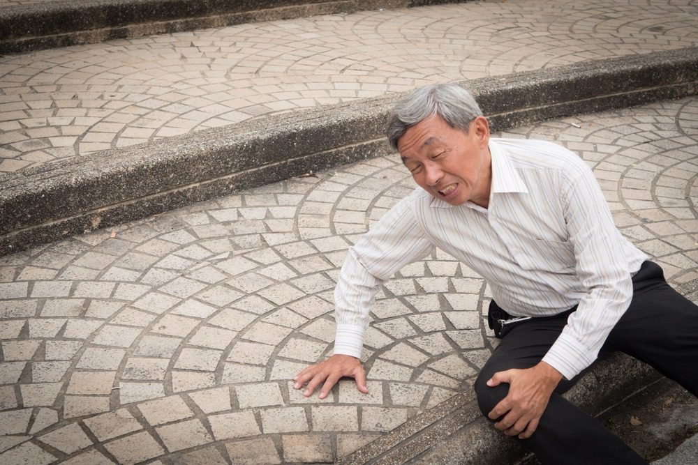 Slip and Fall Injury Lawyer in Atlanta | Kaine Law An older man, in pain, holding his knee after a fall.
