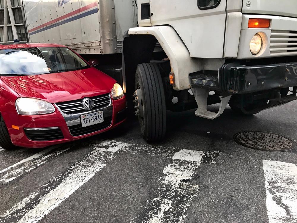 Atlanta Truck Accident Lawyers | Free No-Risk Consultation | 24/7 Support truck accident in middle of roadway